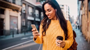 Personality test: How you hold your phone reveals THIS about you