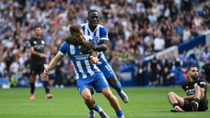 Brighton Upset Manchester City 2-1, Intensifying Pressure on Guardiola's Strategy
Hoặc:
Gruda's Late Goal Seals Brighton's 2-1 Victory Over Man City, Exposing Guardiola's Defensive Woes
